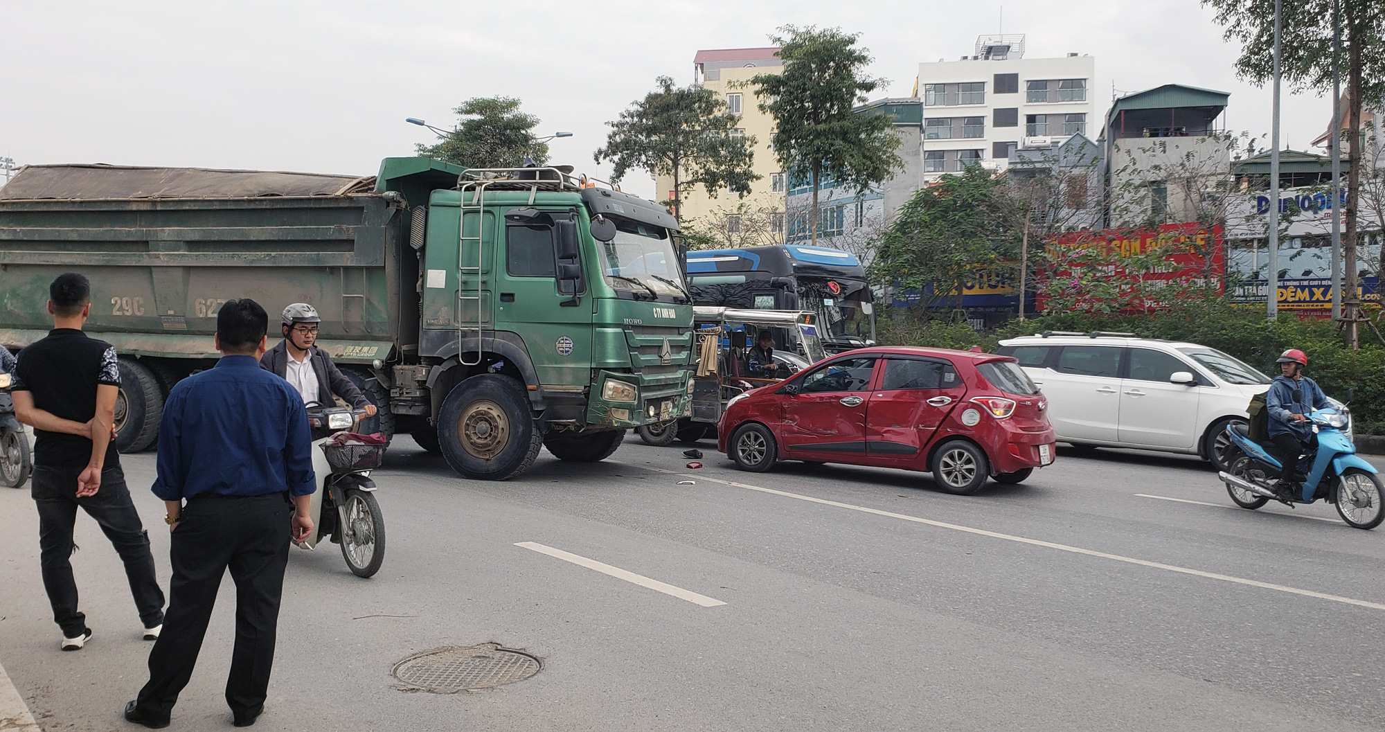 Tai nạn trên đường Võ Chí Công, giao thông ùn tắc dài hướng về Cầu Giấy - Ảnh 1. Tai nạn trên đường Võ Chí Công, giao thông ùn tắc dài hướng về Cầu Giấy - Ảnh 1.