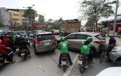 Đường Võ Chí Công ùn tắc hơn 1 km vì tai nạn, người đi xe máy vượt rào công trường tìm lối thoát