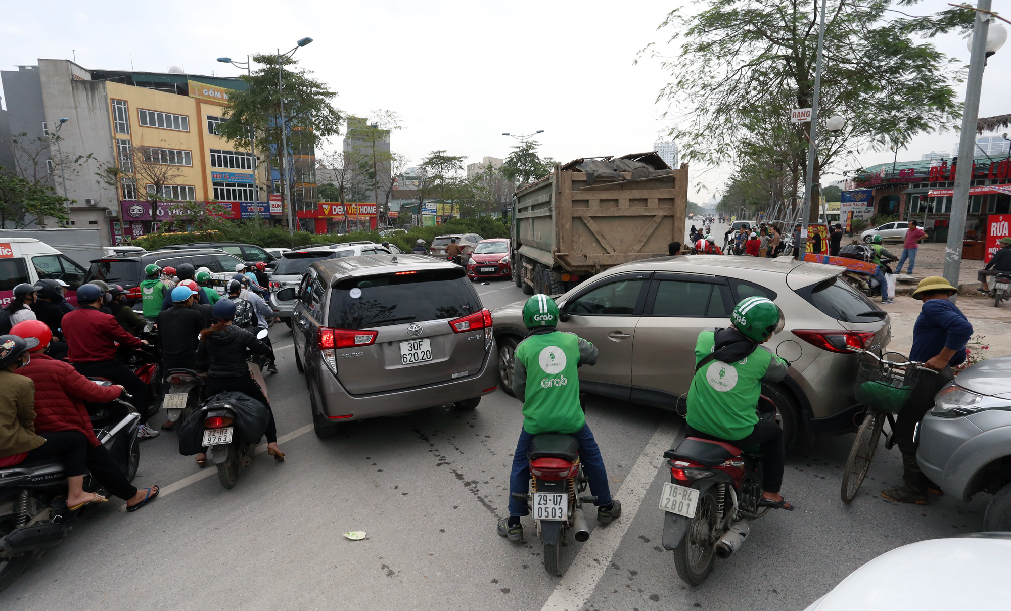Tai nạn trên đường Võ Chí Công, giao thông ùn tắc dài hướng về Cầu Giấy - Ảnh 2. Tai nạn trên đường Võ Chí Công, giao thông ùn tắc dài hướng về Cầu Giấy - Ảnh 2.