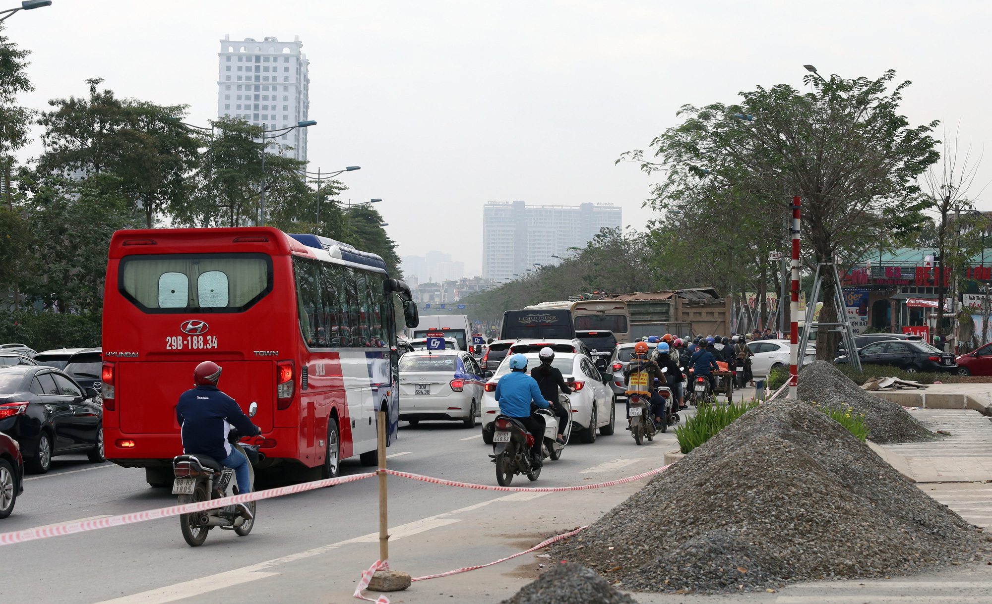 Tai nạn trên đường Võ Chí Công, giao thông ùn tắc dài hướng về Cầu Giấy - Ảnh 3. Tai nạn trên đường Võ Chí Công, giao thông ùn tắc dài hướng về Cầu Giấy - Ảnh 3.