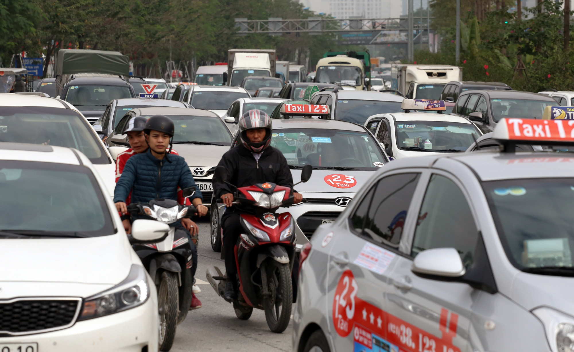 Tai nạn trên đường Võ Chí Công, giao thông ùn tắc dài hướng về Cầu Giấy - Ảnh 5. Tai nạn trên đường Võ Chí Công, giao thông ùn tắc dài hướng về Cầu Giấy - Ảnh 5.