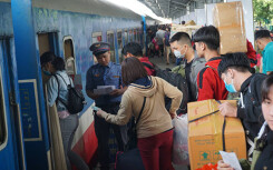 Giữa tháng Chạp, vẫn còn hàng chục nghìn vé tàu về quê ăn Tết đang ế