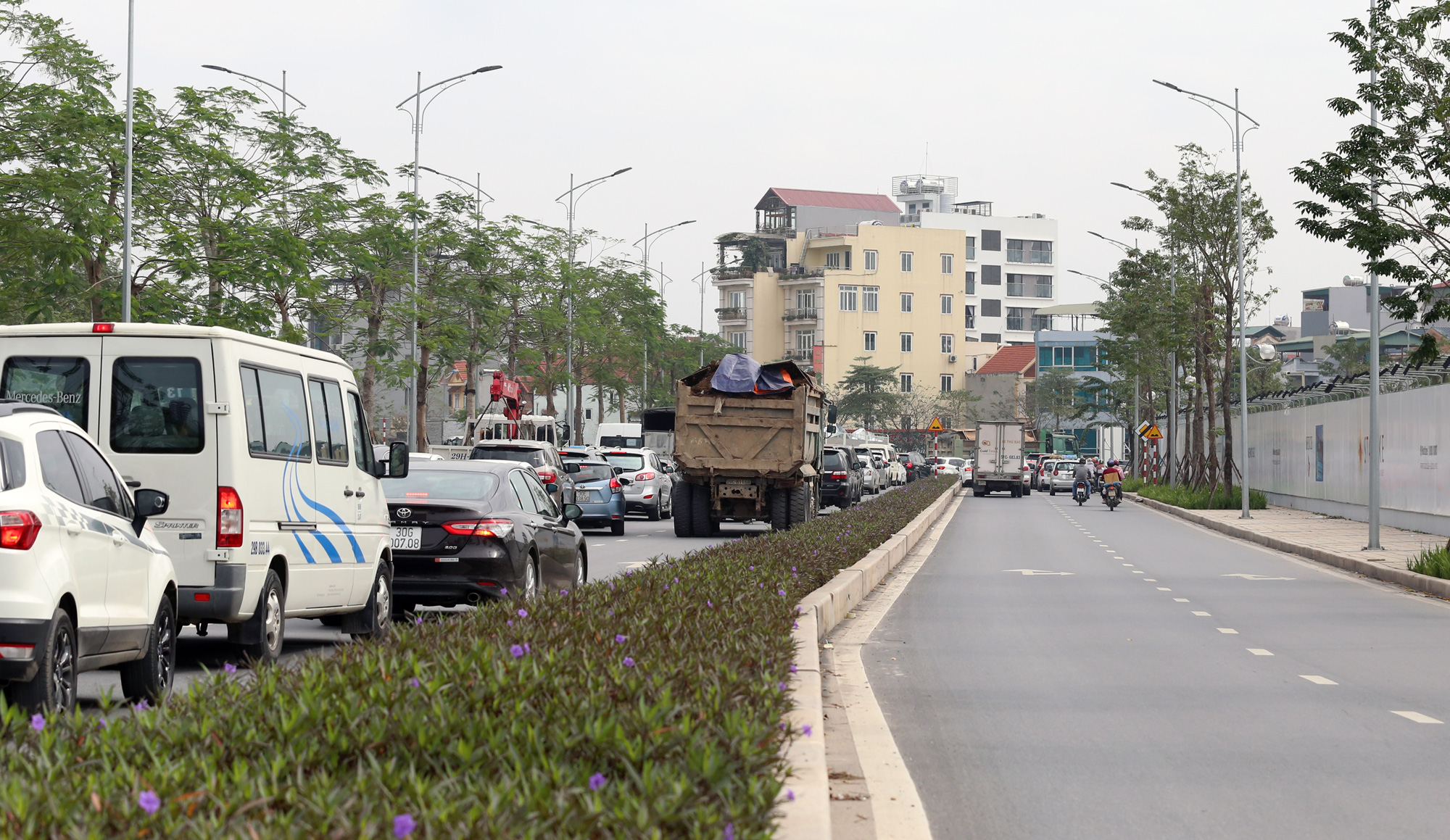 Tai nạn trên đường Võ Chí Công, giao thông ùn tắc dài hướng về Cầu Giấy - Ảnh 7. Tai nạn trên đường Võ Chí Công, giao thông ùn tắc dài hướng về Cầu Giấy - Ảnh 7.