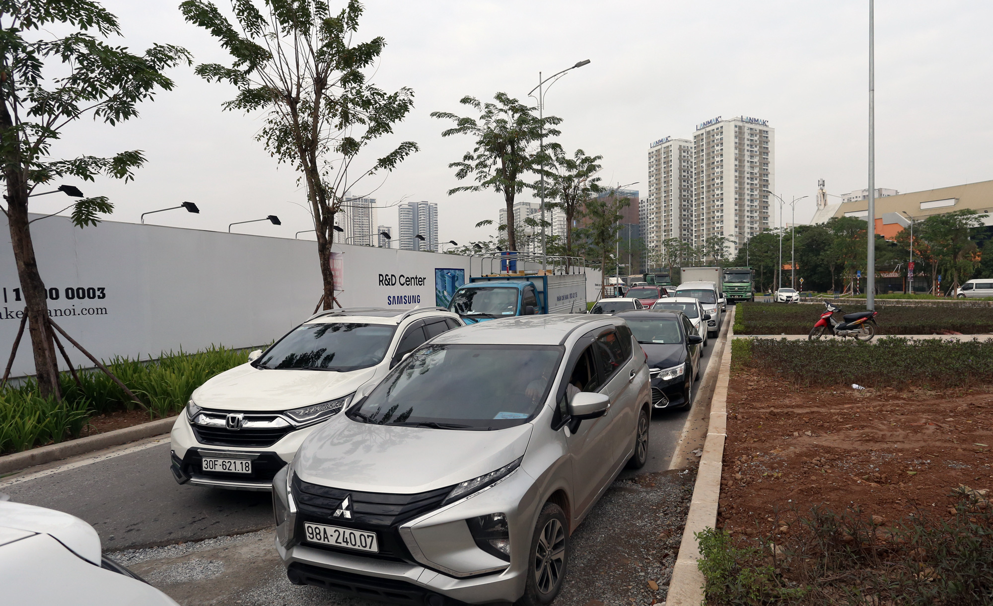 Tai nạn trên đường Võ Chí Công, giao thông ùn tắc dài hướng về Cầu Giấy - Ảnh 8. Tai nạn trên đường Võ Chí Công, giao thông ùn tắc dài hướng về Cầu Giấy - Ảnh 8.