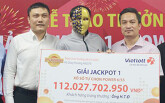 Khách Bình Dương trúng độc đắc 111 tỉ đồng đeo mặt nạ, trùm áo khoác nhận thưởng