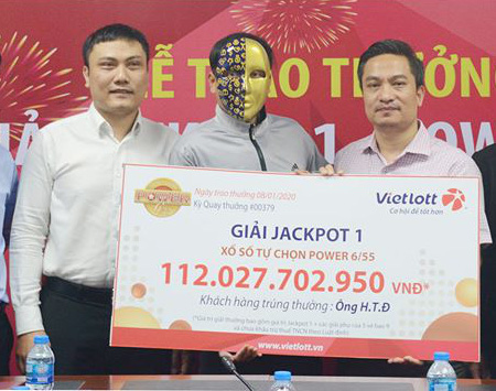Khách Bình Dương trúng độc đắc 111 tỉ đồng đeo mặt nạ, trùm áo khoác nhận thưởng - Ảnh 1. Khách Bình Dương trúng độc đắc 111 tỉ đồng đeo mặt nạ, trùm áo khoác nhận thưởng - Ảnh 1.