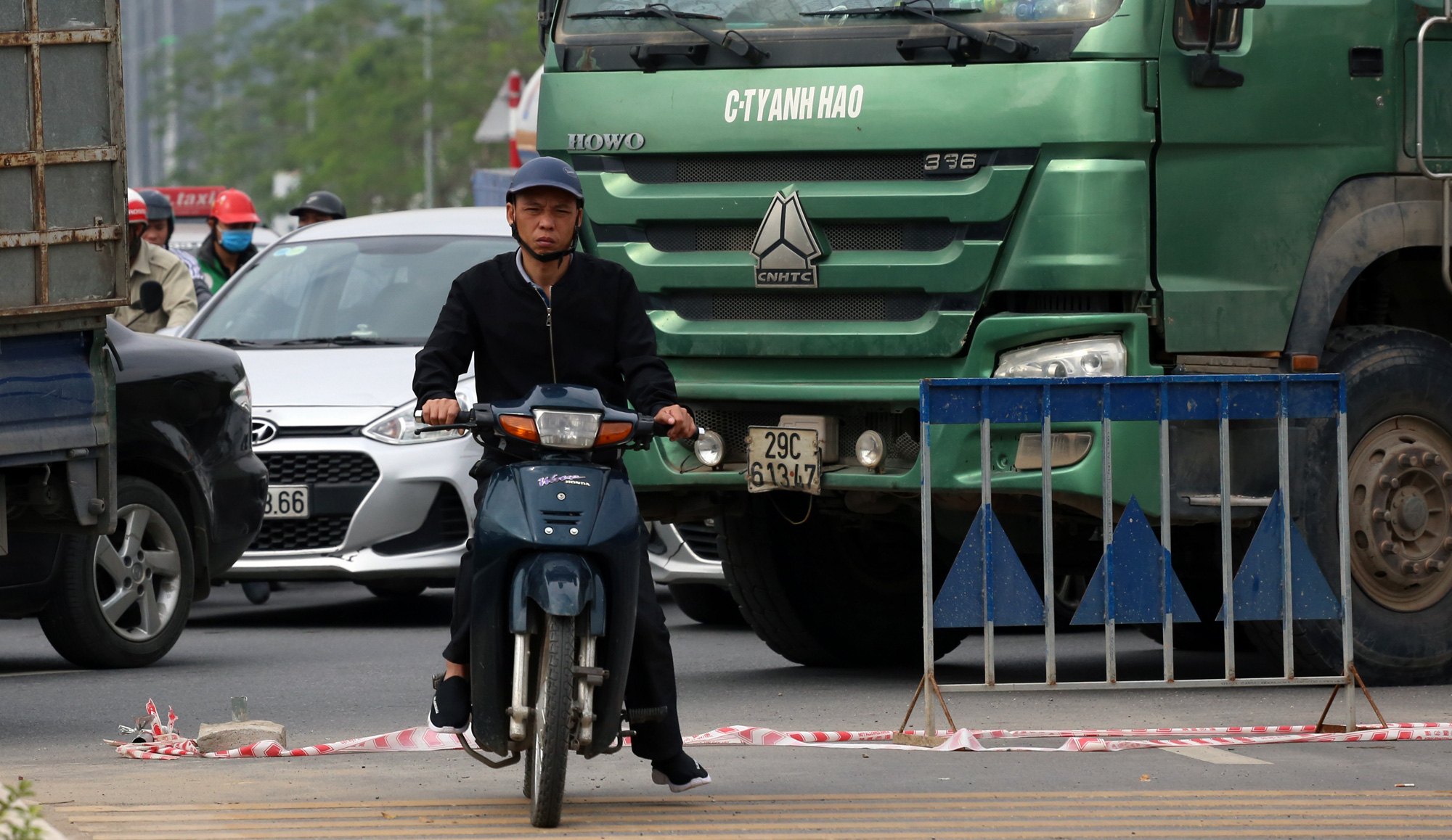 Tai nạn trên đường Võ Chí Công, giao thông ùn tắc dài hướng về Cầu Giấy - Ảnh 9. Tai nạn trên đường Võ Chí Công, giao thông ùn tắc dài hướng về Cầu Giấy - Ảnh 9.