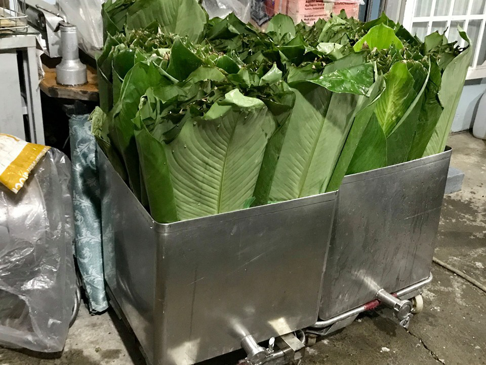Chuyện lạ từ những chiếc bánh chưng làm bằng máy bán chạy như tôm tươi - Ảnh 3. Chuyện lạ từ những chiếc bánh chưng làm bằng máy bán chạy như tôm tươi - Ảnh 3.