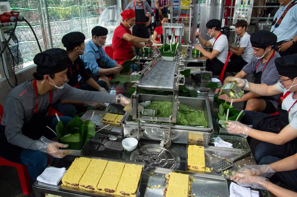 Chuyện lạ từ những chiếc bánh chưng làm bằng máy bán chạy như tôm tươi - Ảnh 6. Chuyện lạ từ những chiếc bánh chưng làm bằng máy bán chạy như tôm tươi - Ảnh 6.