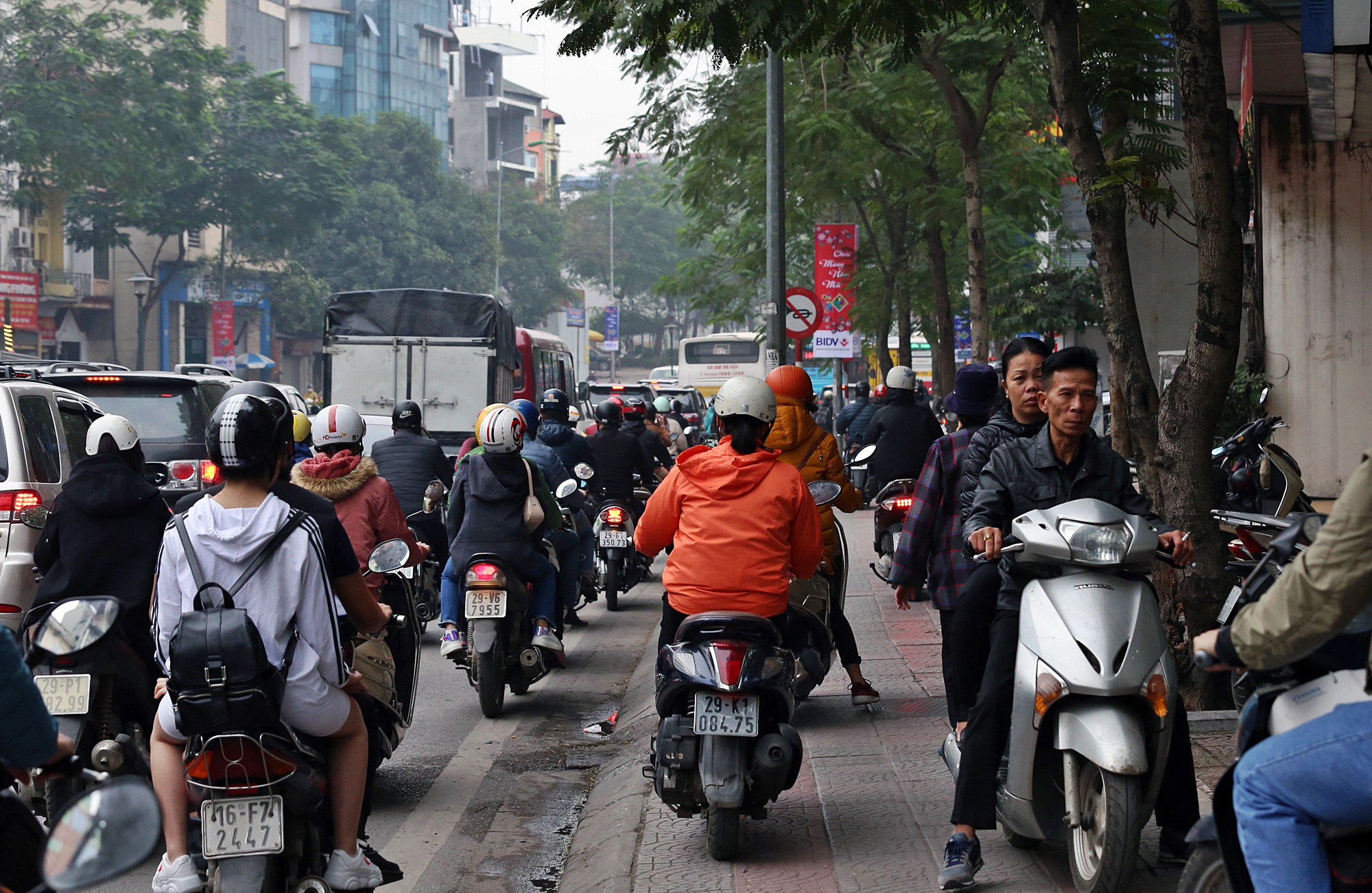 Cận Tết, đường lên cầu Chương Dương ngày nào cũng tắc dài cả cây số - Ảnh 10. Cận Tết, đường lên cầu Chương Dương ngày nào cũng tắc dài cả cây số - Ảnh 10.