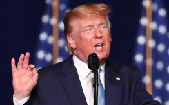 Giá dầu giảm đến 5%, vàng mất mốc 1.600 USD từ phao cứu trợ của Tổng thống Trump