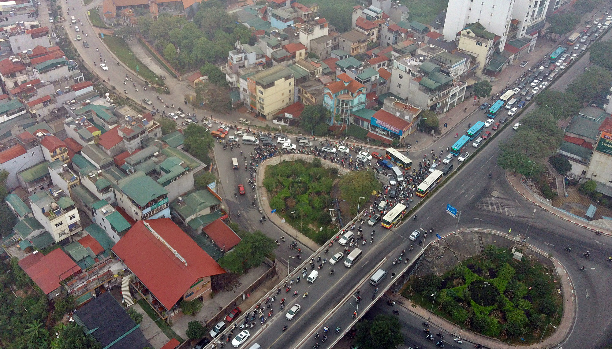 Cận Tết, đường lên cầu Chương Dương ngày nào cũng tắc dài cả cây số - Ảnh 4. Cận Tết, đường lên cầu Chương Dương ngày nào cũng tắc dài cả cây số - Ảnh 4.