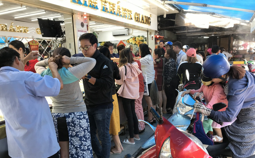Vàng mất hơn 1 triệu chỉ sau 1 ngày, quay về vùng giá 43 triệu đồng mỗi lượng - Ảnh 1. Vàng mất hơn 1 triệu chỉ sau 1 ngày, quay về vùng giá 43 triệu đồng mỗi lượng - Ảnh 1.