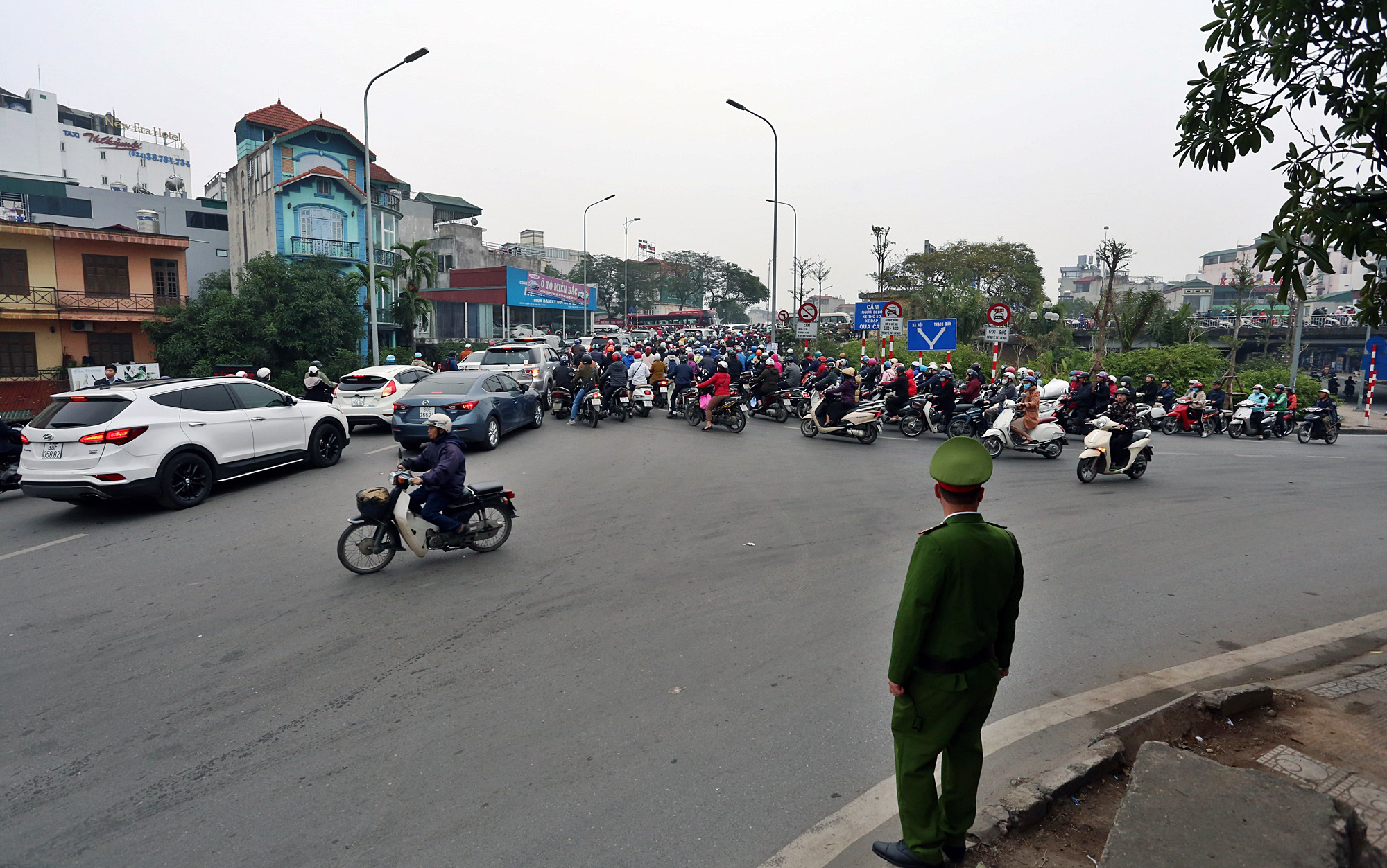 Cận Tết, đường lên cầu Chương Dương ngày nào cũng tắc dài cả cây số - Ảnh 5. Cận Tết, đường lên cầu Chương Dương ngày nào cũng tắc dài cả cây số - Ảnh 5.