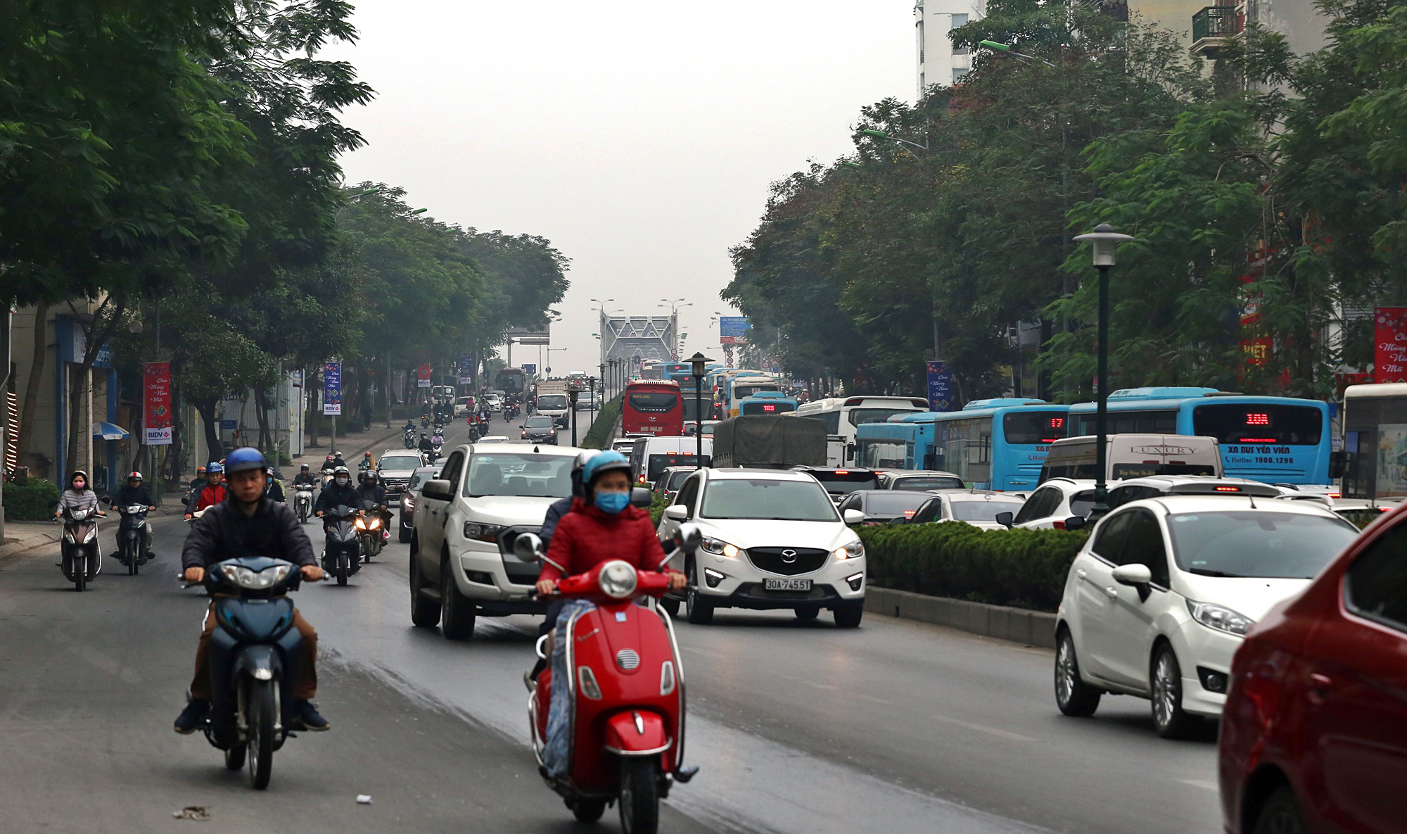 Cận Tết, đường lên cầu Chương Dương ngày nào cũng tắc dài cả cây số - Ảnh 7. Cận Tết, đường lên cầu Chương Dương ngày nào cũng tắc dài cả cây số - Ảnh 7.