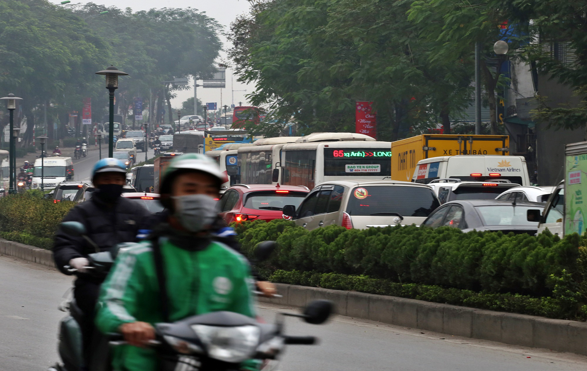 Cận Tết, đường lên cầu Chương Dương ngày nào cũng tắc dài cả cây số - Ảnh 8. Cận Tết, đường lên cầu Chương Dương ngày nào cũng tắc dài cả cây số - Ảnh 8.