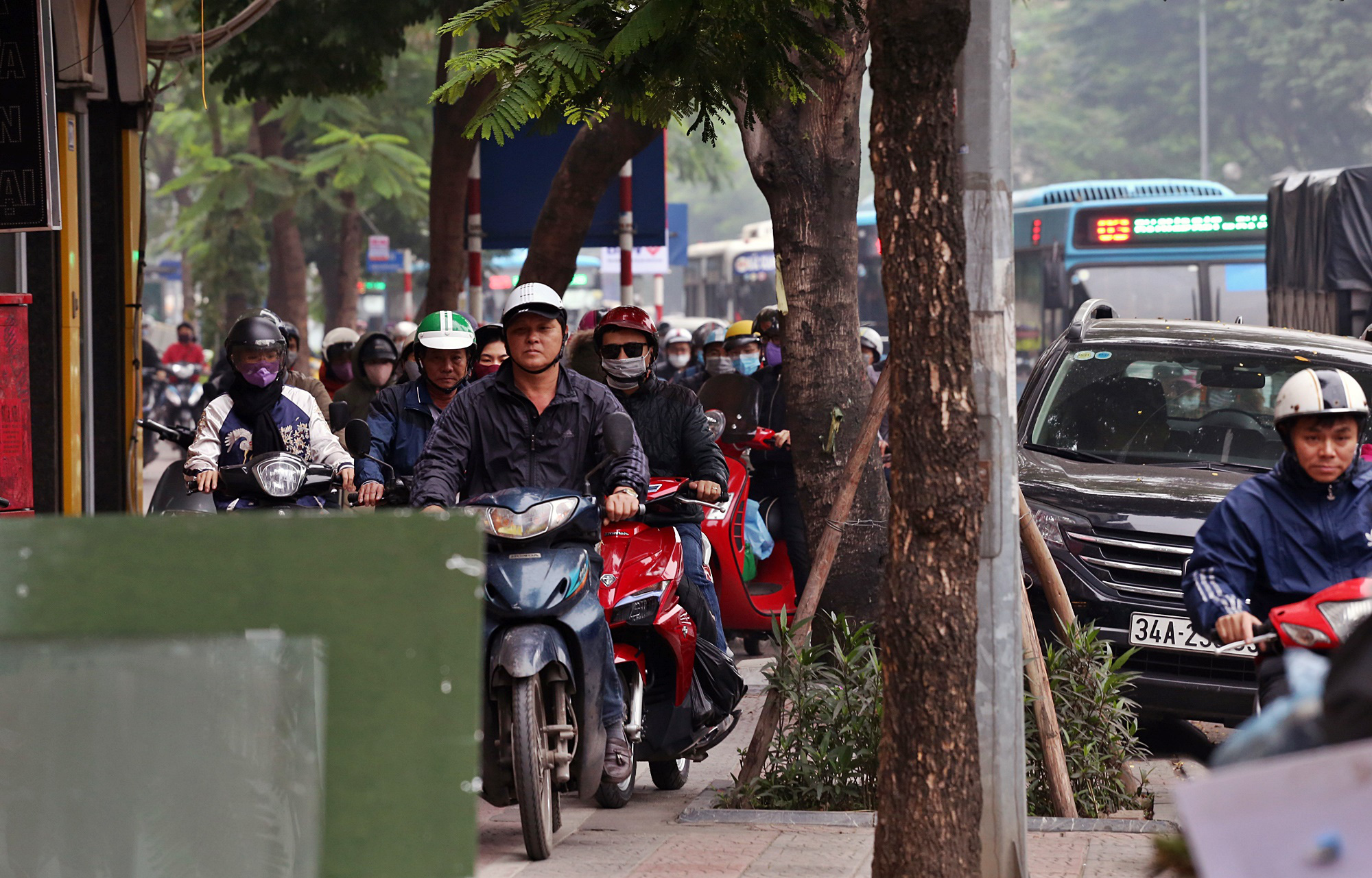 Cận Tết, đường lên cầu Chương Dương ngày nào cũng tắc dài cả cây số - Ảnh 9. Cận Tết, đường lên cầu Chương Dương ngày nào cũng tắc dài cả cây số - Ảnh 9.