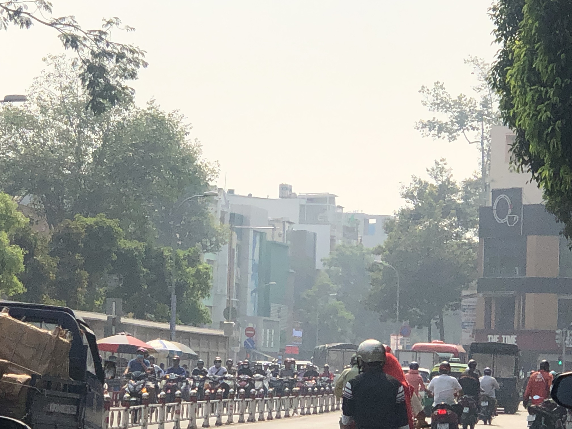 Lo sợ với bầu trời bất thường ở TP HCM - Ảnh 4. Lo sợ với bầu trời bất thường ở TP HCM - Ảnh 4.