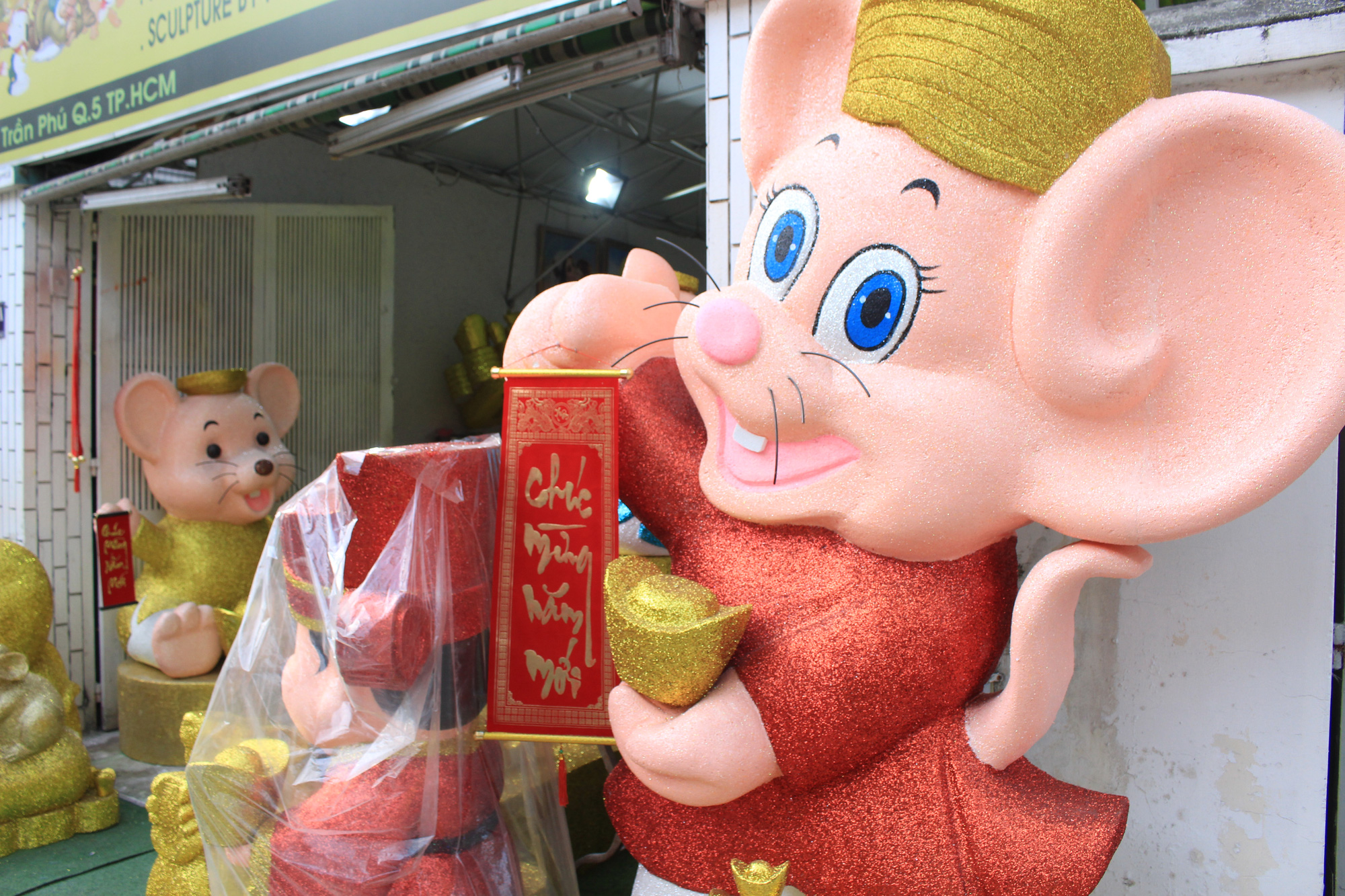 Chuột khổng lồ Tết Canh Tí chục triệu đồng ở Sài Gòn - Ảnh 3. Chuột khổng lồ Tết Canh Tí chục triệu đồng ở Sài Gòn - Ảnh 3.
