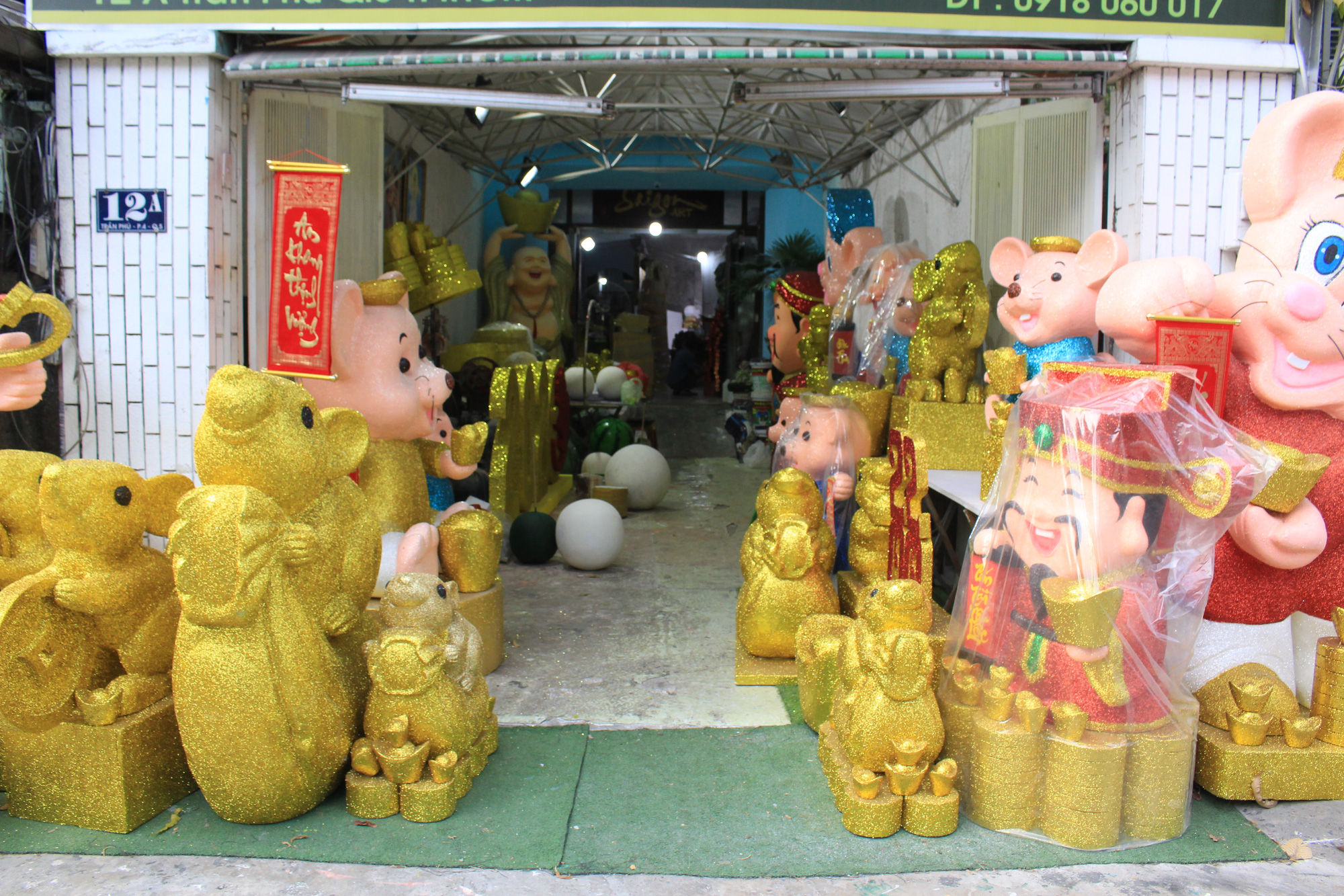 Chuột khổng lồ Tết Canh Tí chục triệu đồng ở Sài Gòn - Ảnh 1. Chuột khổng lồ Tết Canh Tí chục triệu đồng ở Sài Gòn - Ảnh 1.