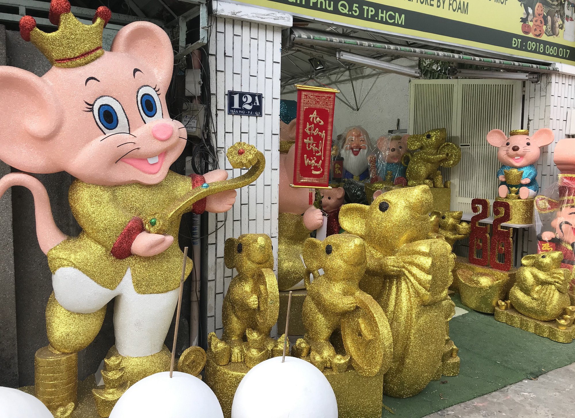 Chuột khổng lồ Tết Canh Tí chục triệu đồng ở Sài Gòn - Ảnh 2. Chuột khổng lồ Tết Canh Tí chục triệu đồng ở Sài Gòn - Ảnh 2.