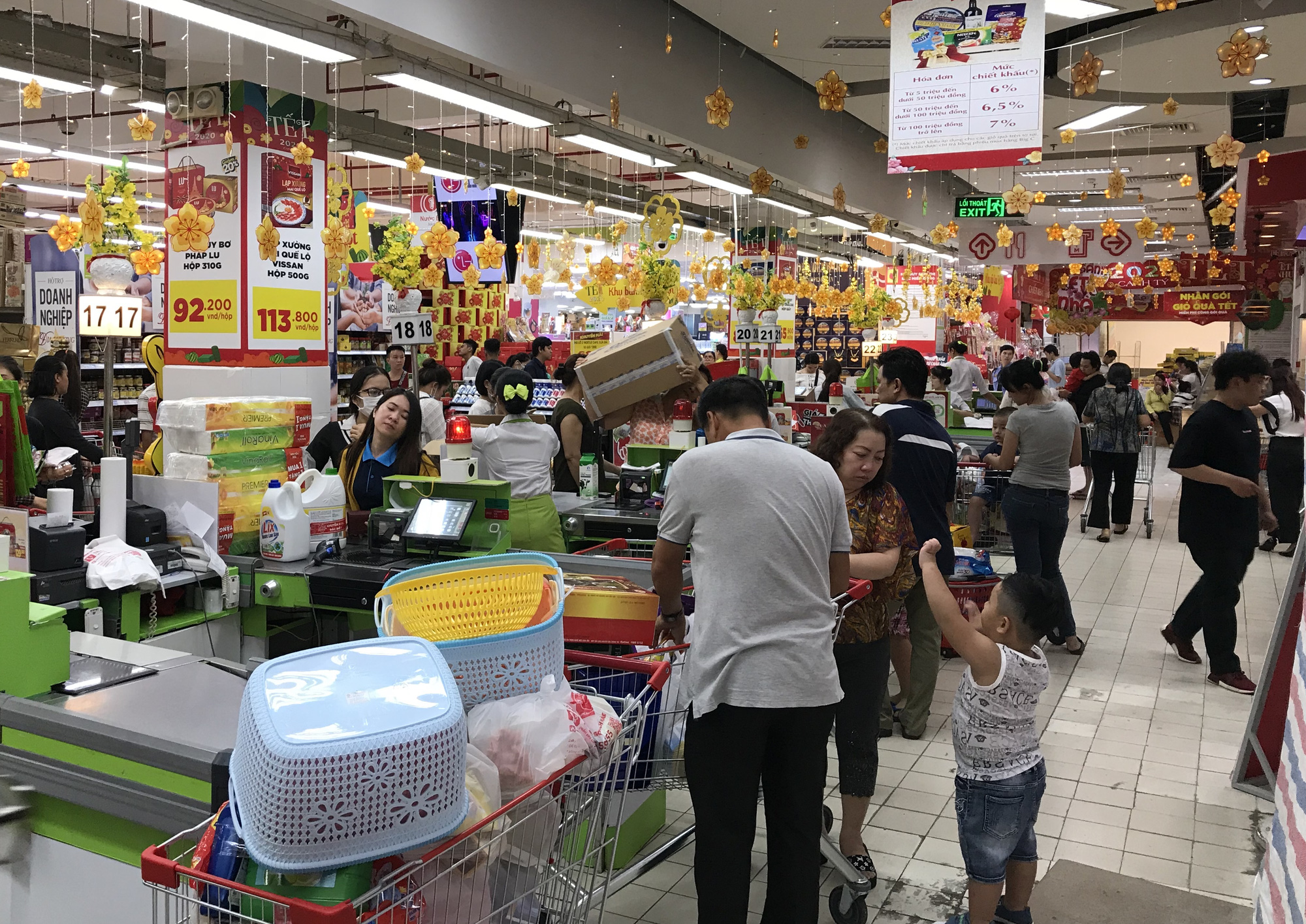 TP HCM chuẩn bị 45 triệu lít bia ăn Tết, siêu thị mở cửa bán xuyên Tết, trừ mùng 1 - Ảnh 4. TP HCM chuẩn bị 45 triệu lít bia ăn Tết, siêu thị mở cửa bán xuyên Tết, trừ mùng 1 - Ảnh 4.