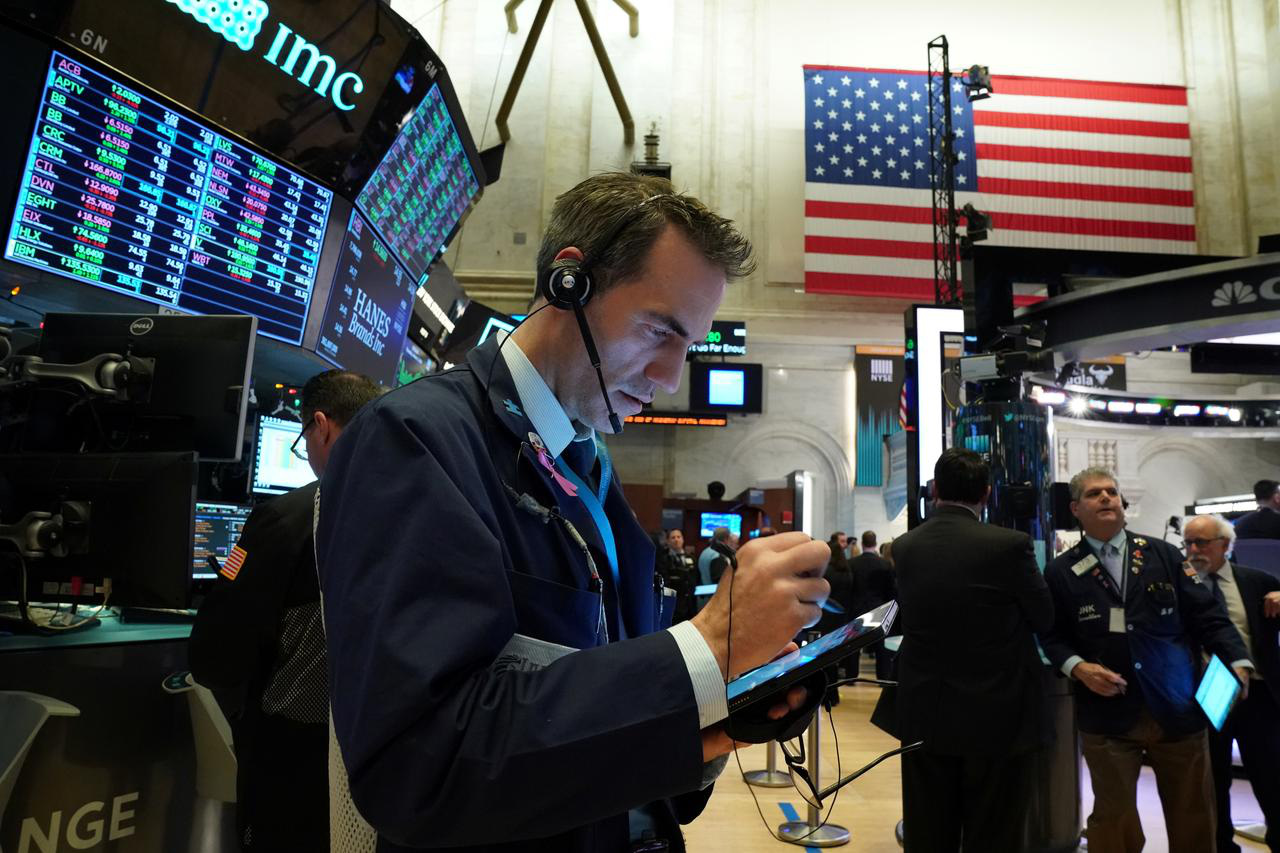 Giá dầu giảm đến 5%, vàng giảm nửa triệu đồng nhờ phao cứu trợ từ Tổng thống Trump - Ảnh 2. Giá dầu giảm đến 5%, vàng giảm nửa triệu đồng nhờ phao cứu trợ từ Tổng thống Trump - Ảnh 2.