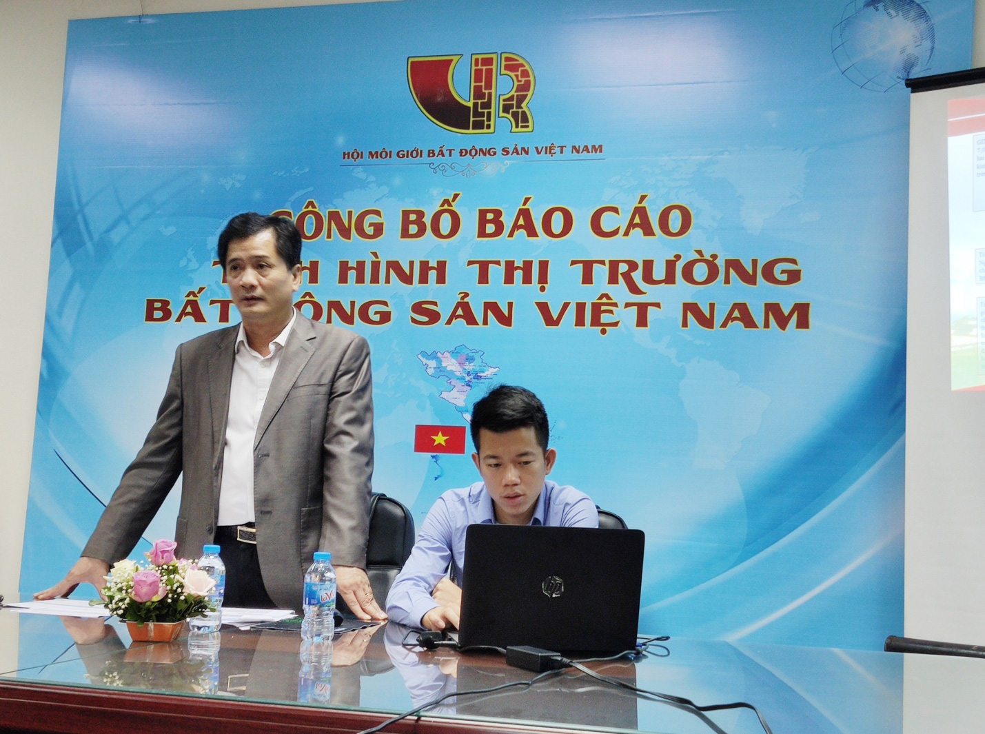 Khan hiếm nguồn cung BĐS nhà ở là tạm thời, thị trường khó chấp nhận chủ đầu tư ‘găm’ hàng, đẩy giá bán - Ảnh 1. Khan hiếm nguồn cung BĐS nhà ở là tạm thời, thị trường khó chấp nhận chủ đầu tư ‘găm’ hàng, đẩy giá bán - Ảnh 1.