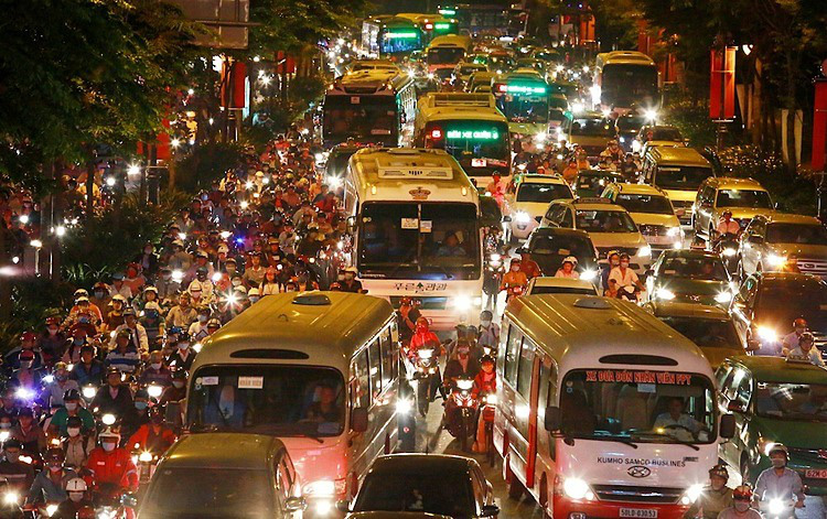 Tổng lực chống kẹt xe ở Tân Sơn Nhất - Ảnh 1. Tổng lực chống kẹt xe ở Tân Sơn Nhất - Ảnh 1.