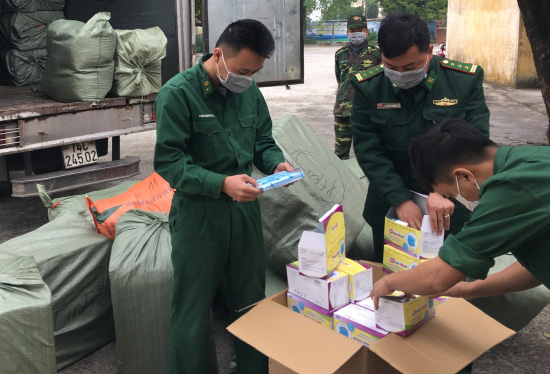 Xử lí 85 cửa hàng hét giá khẩu trang, phát hiện người gom 250.000 khẩu trang bán qua Trung Quốc kiếm lời - Ảnh 2. Xử lí 85 cửa hàng hét giá khẩu trang, phát hiện người gom 250.000 khẩu trang bán qua Trung Quốc kiếm lời - Ảnh 2.