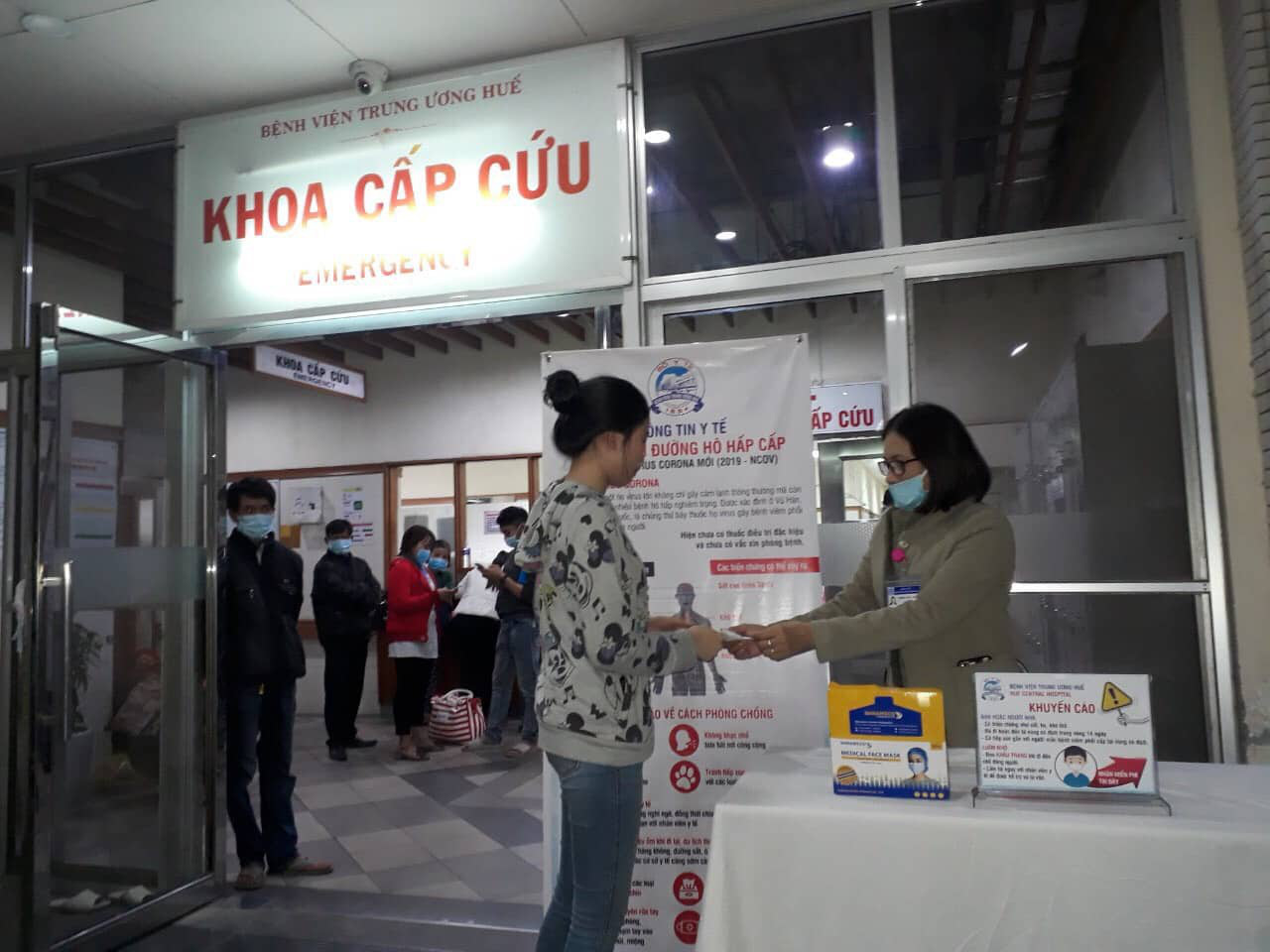 Người Huế tặng hàng nghìn khẩu trang cho du khách chống dịch virus corona - Ảnh 2. Người Huế tặng hàng nghìn khẩu trang cho du khách chống dịch virus corona - Ảnh 2.