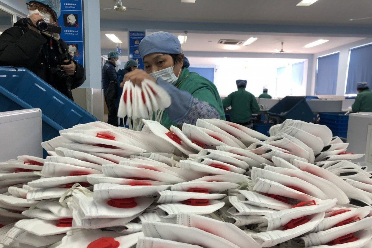Khẩu trang quý hơn vàng ở Trung Quốc - Ảnh 1.