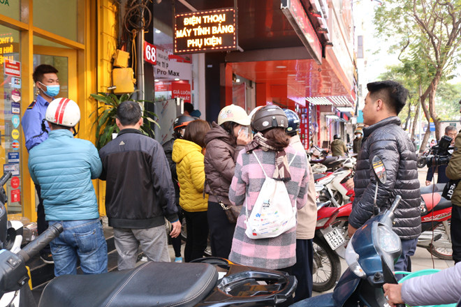 Hình ảnh phát khẩu trang miễn phí đầy nhân văn giữa bao vây tăng giá - Ảnh 3. Hình ảnh phát khẩu trang miễn phí đầy nhân văn giữa bao vây tăng giá - Ảnh 3.