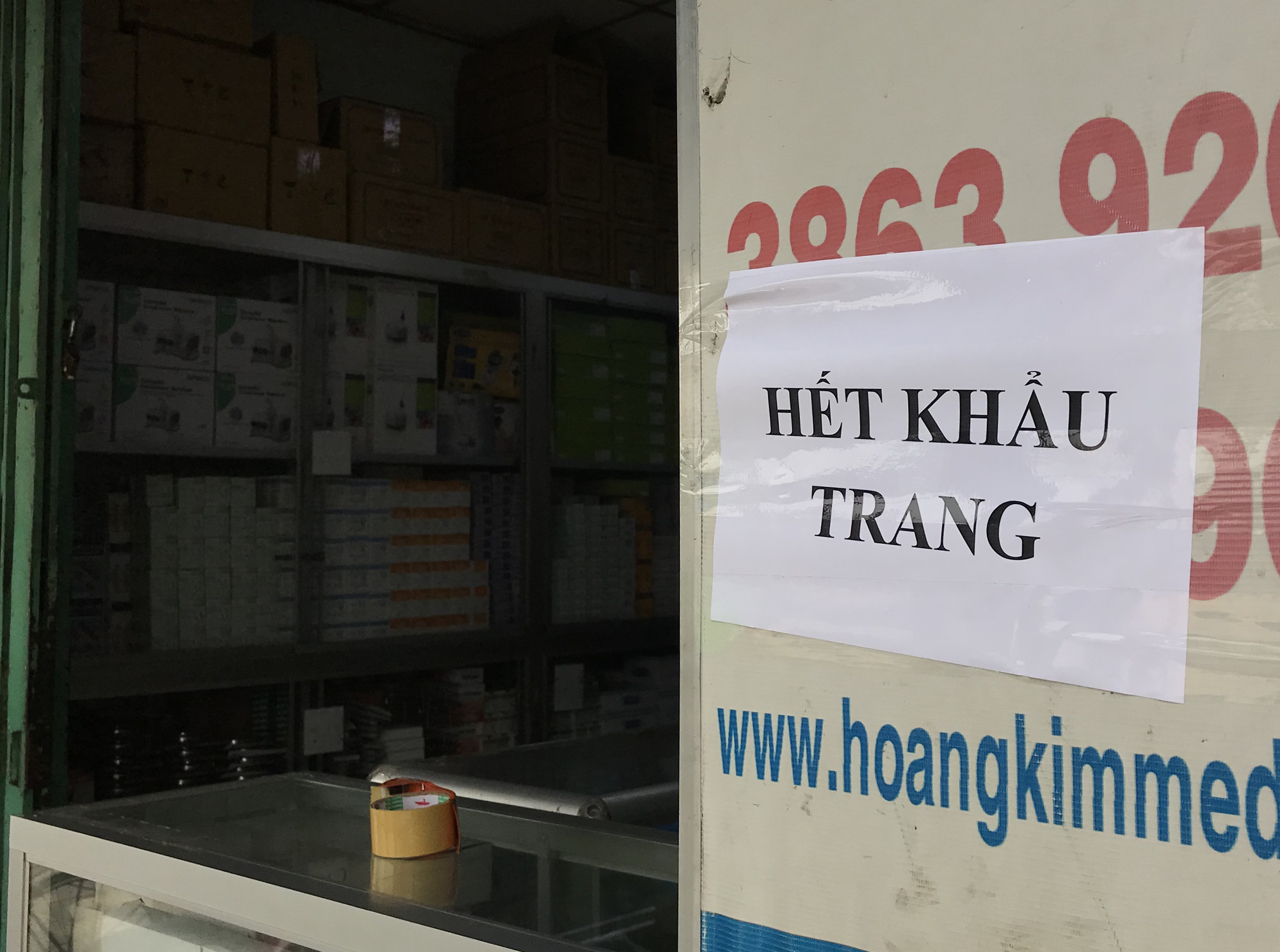 Khẩu trang y tế tại TP HCM bỗng hết sạch sau yêu cầu phạt, rút giấy phép kinh doanh nếu găm hàng, thổi giá - Ảnh 1. Khẩu trang y tế tại TP HCM bỗng hết sạch sau yêu cầu phạt, rút giấy phép kinh doanh nếu găm hàng, thổi giá - Ảnh 1.
