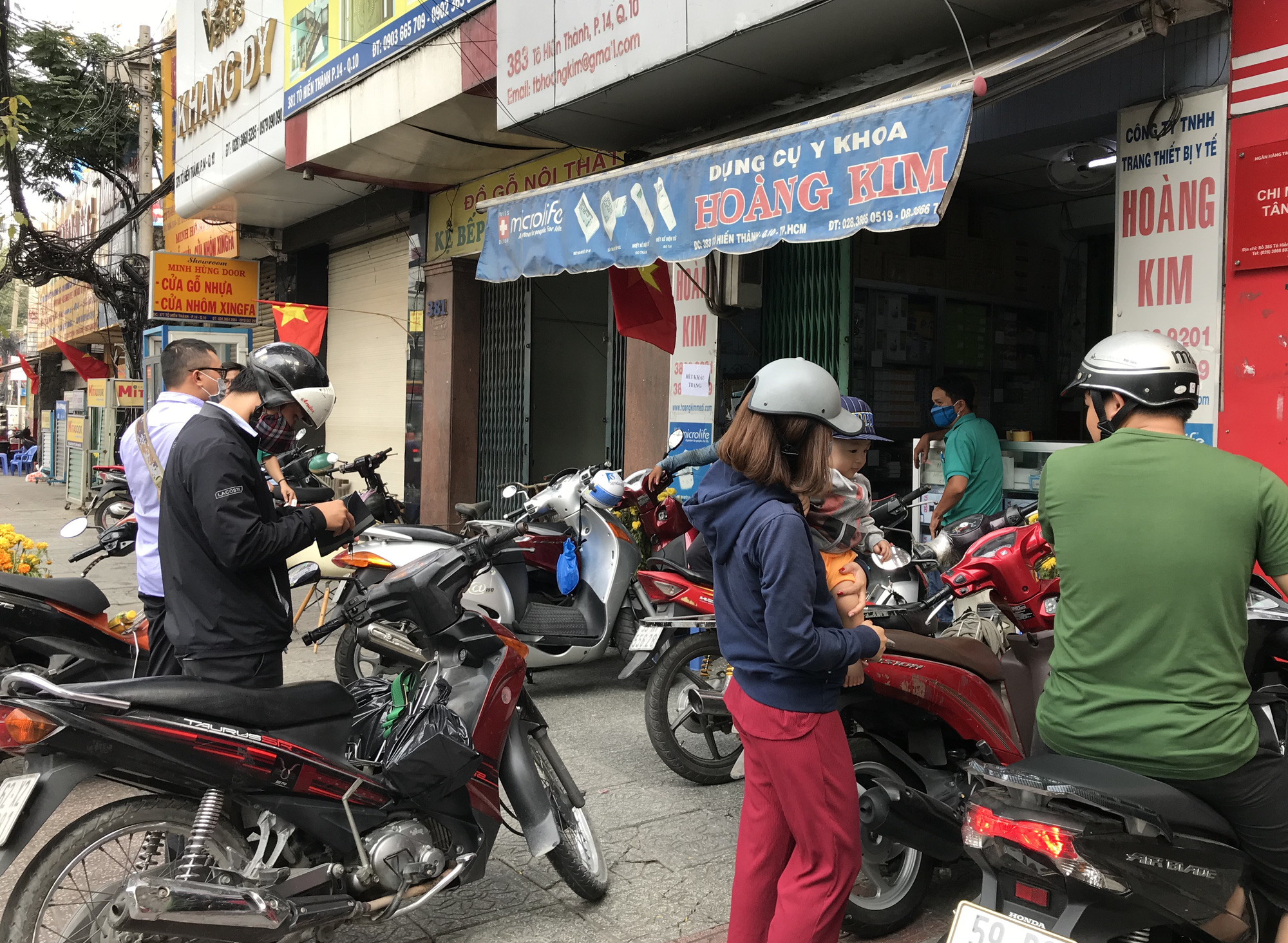 Khẩu trang y tế tại TP HCM bỗng hết sạch sau yêu cầu phạt, rút giấy phép kinh doanh nếu găm hàng, thổi giá - Ảnh 3. Khẩu trang y tế tại TP HCM bỗng hết sạch sau yêu cầu phạt, rút giấy phép kinh doanh nếu găm hàng, thổi giá - Ảnh 3.