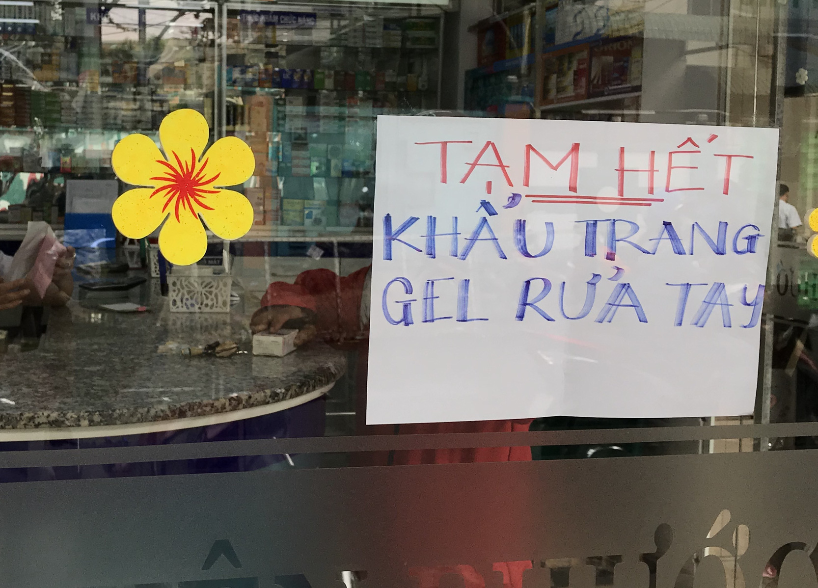 Phạt một loạt hiệu thuốc lợi dụng dịch viêm phổi, hét giá khẩu trang 'cắt cổ' 350.000 đồng/hộp - Ảnh 2. Phạt một loạt hiệu thuốc lợi dụng dịch viêm phổi, hét giá khẩu trang 'cắt cổ' 350.000 đồng/hộp - Ảnh 2.