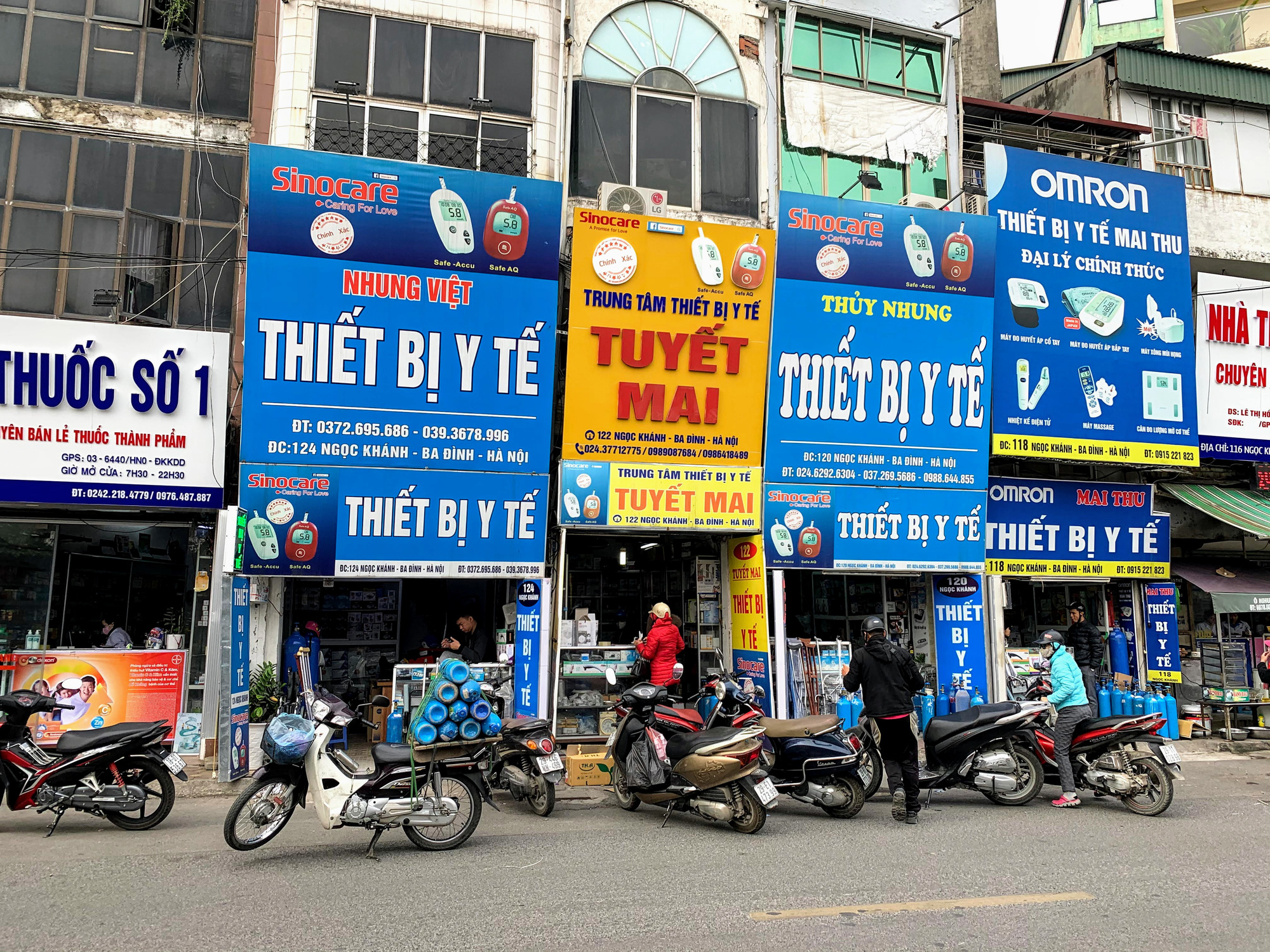 Cục trưởng Cục quản lí thị trường Hà Nội: Sẽ xử lí vụ việc chợ thuốc Hapulico đồng loạt treo biển ‘không bán khẩu trang, nước rửa tay, miễn hỏi’ - Ảnh 4. Cục trưởng Cục quản lí thị trường Hà Nội: Sẽ xử lí vụ việc chợ thuốc Hapulico đồng loạt treo biển ‘không bán khẩu trang, nước rửa tay, miễn hỏi’ - Ảnh 4.