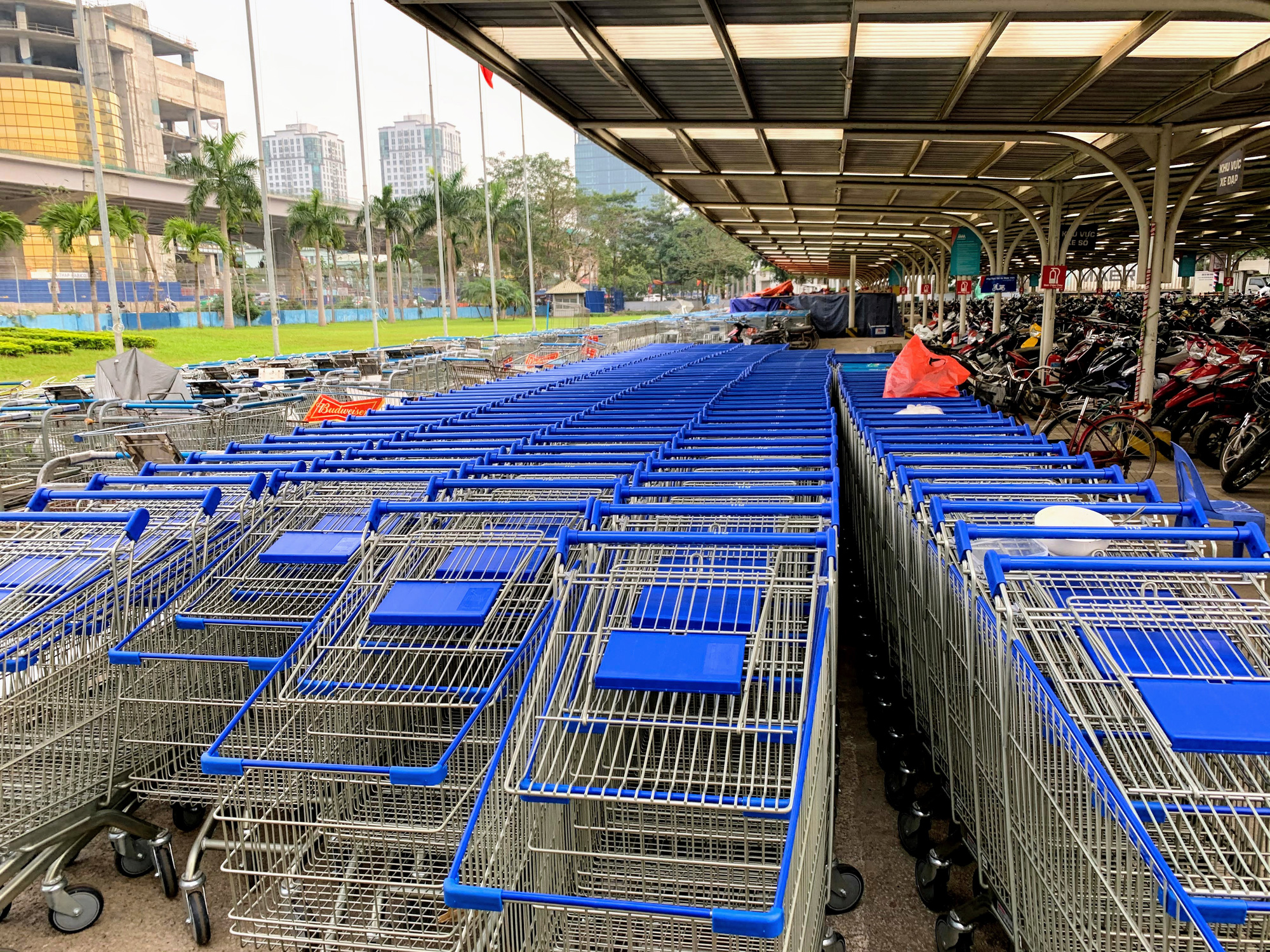 Siêu thị, trung tâm thương mại ở Hà Nội vắng tanh không một bóng người trước đại dịch virus corona - Ảnh 3.
