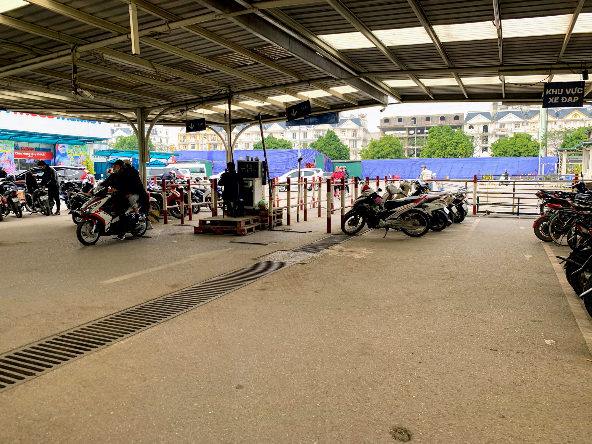 Siêu thị, trung tâm thương mại ở Hà Nội vắng tanh không một bóng người trước đại dịch virus corona - Ảnh 4.