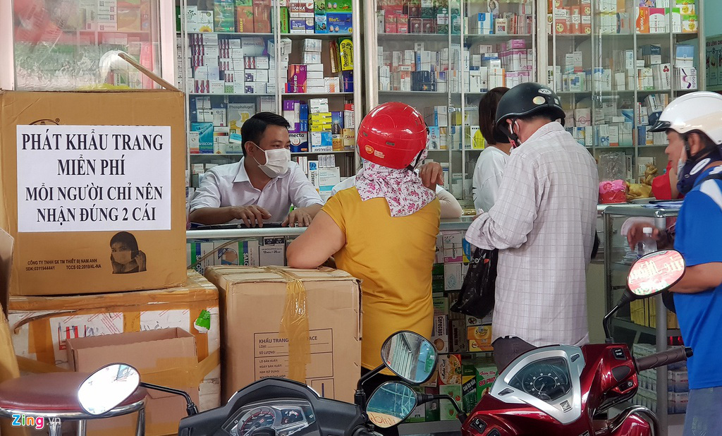 Chen nhau mua khẩu trang 'chợ đen' gây kẹt xe ở TP HCM - Ảnh 9. Chen nhau mua khẩu trang 'chợ đen' gây kẹt xe ở TP HCM - Ảnh 9.
