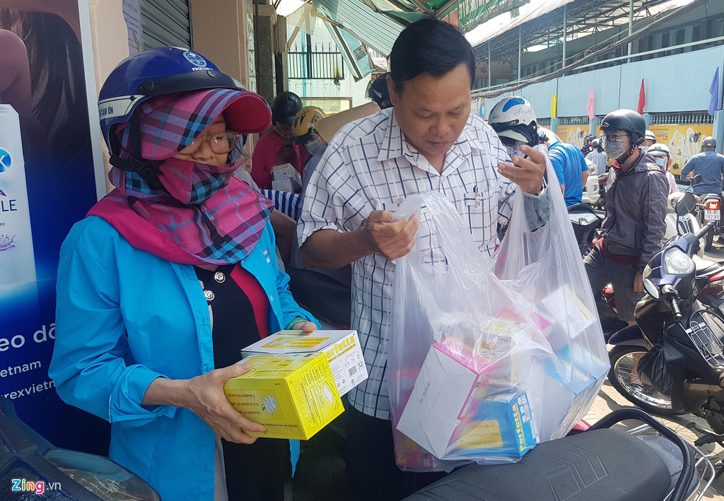 Chen nhau mua khẩu trang 'chợ đen' gây kẹt xe ở TP HCM - Ảnh 1. Chen nhau mua khẩu trang 'chợ đen' gây kẹt xe ở TP HCM - Ảnh 1.