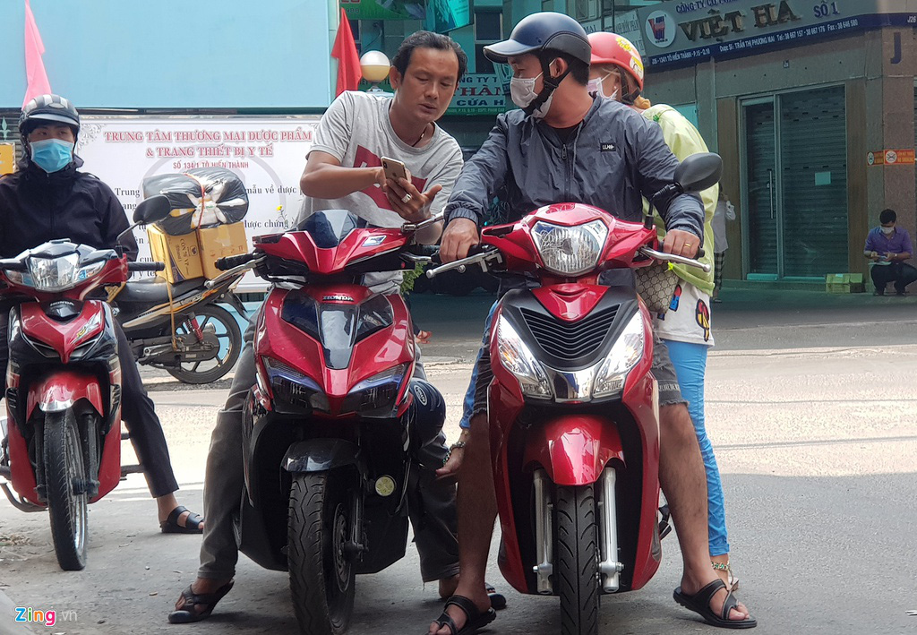 Chen nhau mua khẩu trang 'chợ đen' gây kẹt xe ở TP HCM - Ảnh 5. Chen nhau mua khẩu trang 'chợ đen' gây kẹt xe ở TP HCM - Ảnh 5.