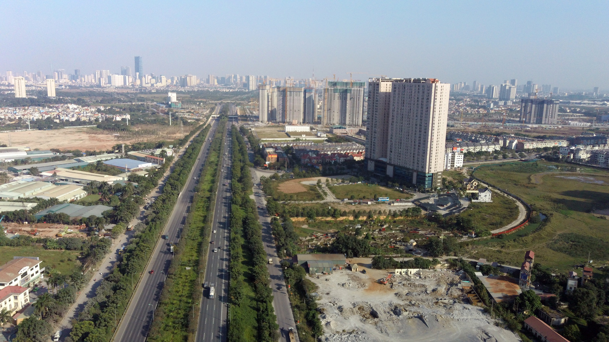 Rào chắn Đại lộ Thăng Long hai tháng để sửa chữa - Ảnh 1. Rào chắn Đại lộ Thăng Long hai tháng để sửa chữa - Ảnh 1.