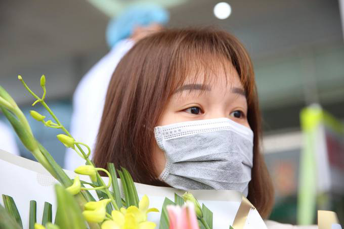 Niềm vui xuất viện sau hơn 10 ngày cách li - Ảnh 1. Niềm vui xuất viện sau hơn 10 ngày cách li - Ảnh 1.