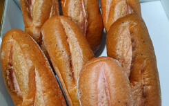 Vua bánh mì Kao Siêu Lực làm bánh mì thanh long, mở hướng mới giải cứu nông sản