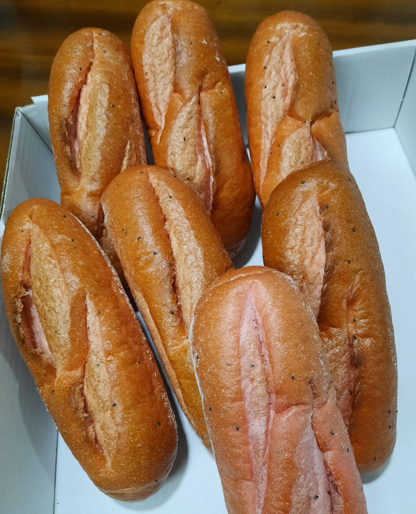 Vua bánh mì Việt Nam dùng thành long làm bánh mì, giúp giải cứu nông sản - Ảnh 1. Vua bánh mì Việt Nam dùng thành long làm bánh mì, giúp giải cứu nông sản - Ảnh 1.