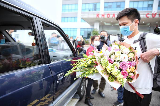 Niềm vui xuất viện sau hơn 10 ngày cách li - Ảnh 5. Niềm vui xuất viện sau hơn 10 ngày cách li - Ảnh 5.