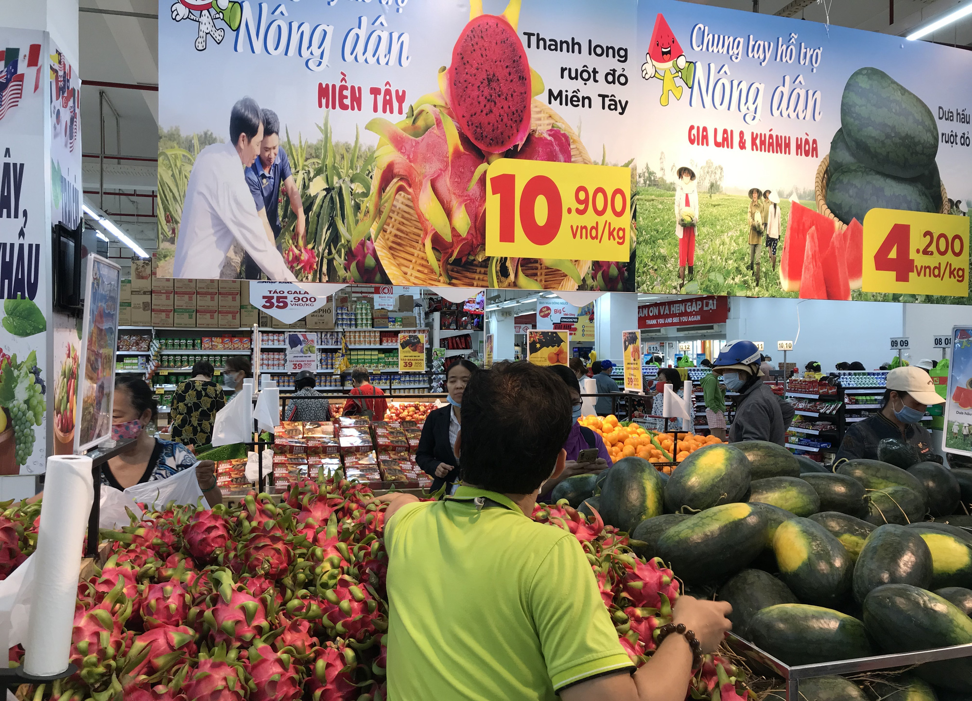 Chợ, cửa hàng trái cây tại TP HCM vẫn bán dưa hấu, thanh long cao gấp 3-4 lần giá siêu thị giải cứu - Ảnh 2. Chợ, cửa hàng trái cây tại TP HCM vẫn bán dưa hấu, thanh long cao gấp 3-4 lần giá siêu thị giải cứu - Ảnh 2.