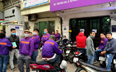 Hàng trăm tài xế taxi Vic vây trụ sở chính tại Hà Nội, căng biển ‘đòi xe’