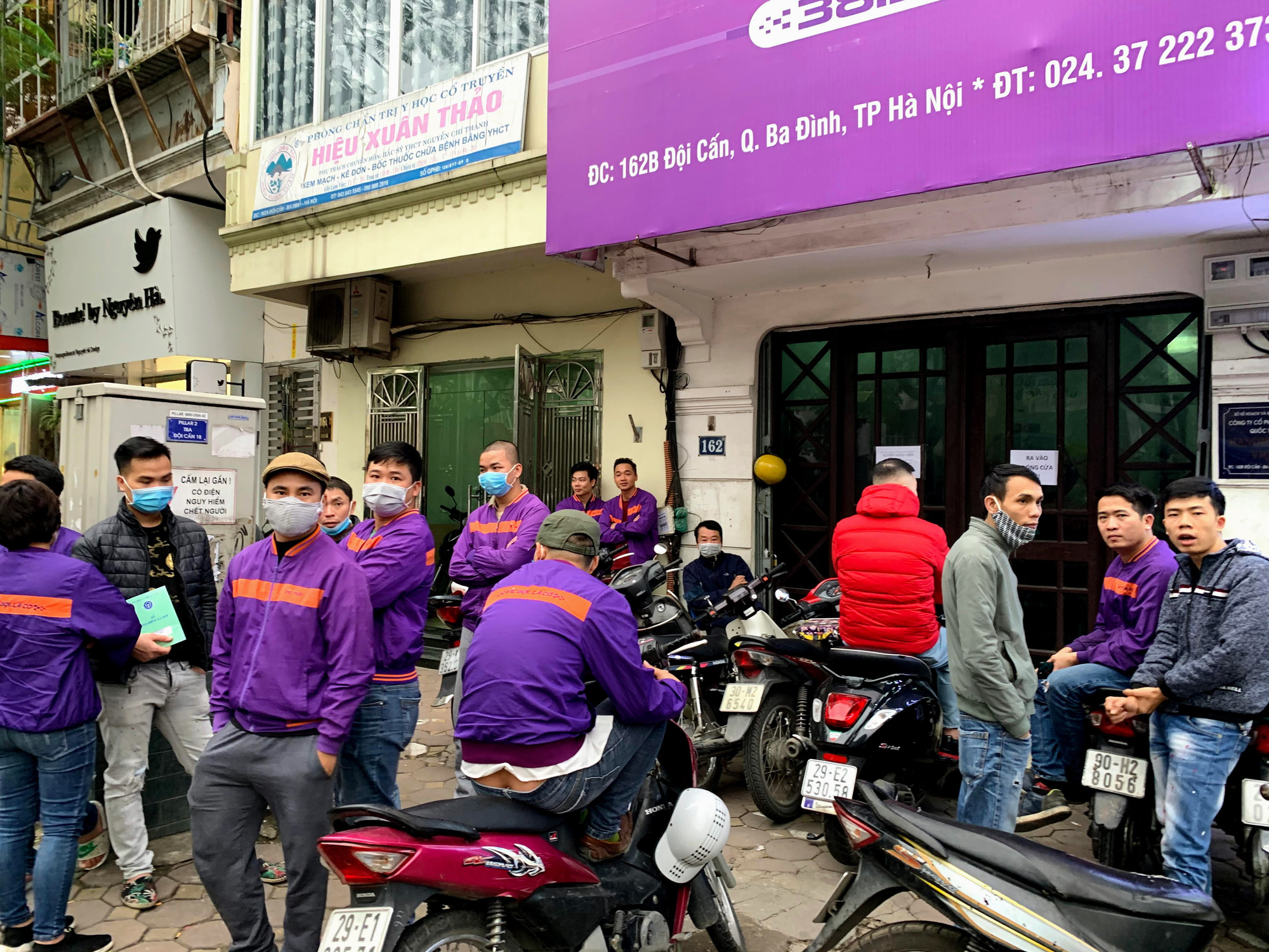 Hàng trăm tài xế Taxi Vic vây ráp trụ sở chính tại Hà Nội, căng biển ‘đòi xe’ - Ảnh 2. Hàng trăm tài xế Taxi Vic vây ráp trụ sở chính tại Hà Nội, căng biển ‘đòi xe’ - Ảnh 2.